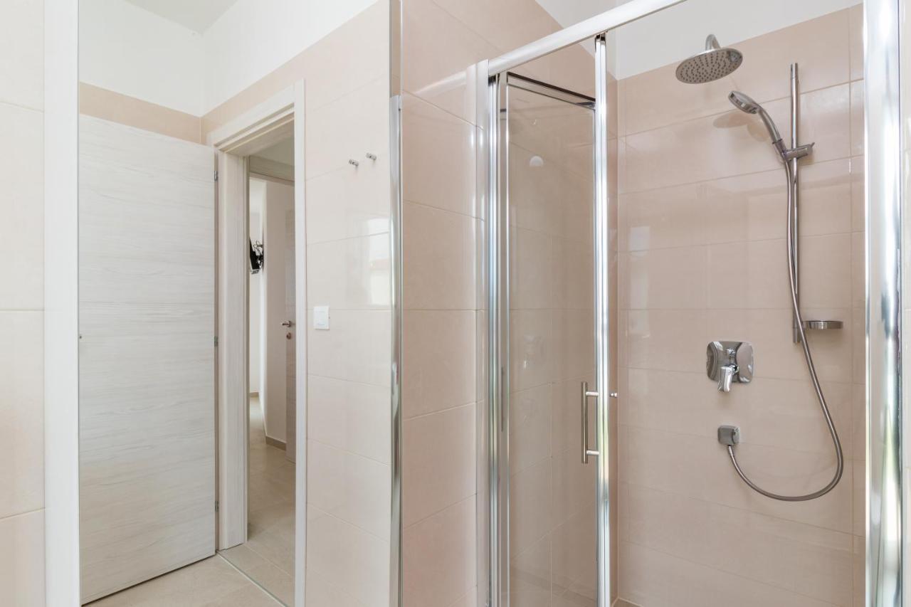 Villa Elena Deluxe Mit Whirlpool Und Beheiztem Pool Am Meer Und Wunderschoenen Blick Auf Die Brijuni Inseln Fažana Εξωτερικό φωτογραφία