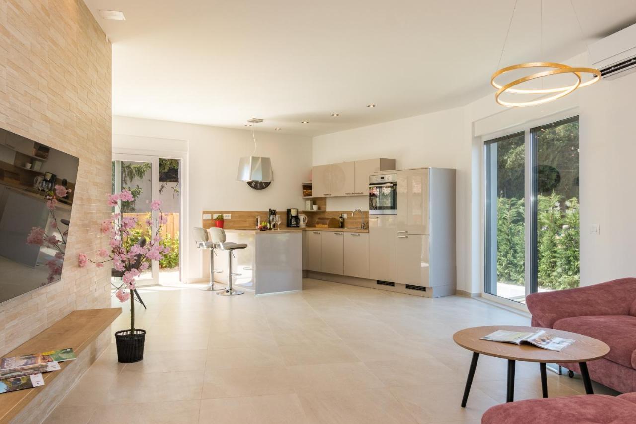 Villa Elena Deluxe Mit Whirlpool Und Beheiztem Pool Am Meer Und Wunderschoenen Blick Auf Die Brijuni Inseln Fažana Εξωτερικό φωτογραφία